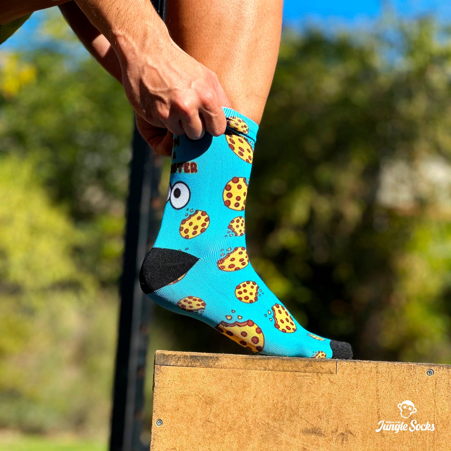 Hombre ajustándose sus calcetines JungleSocks antes de su entrenamiento de crossfit