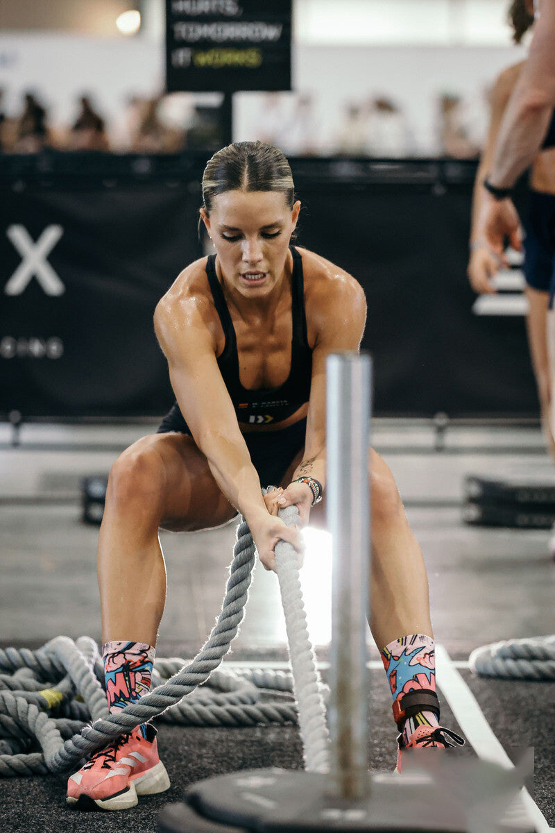 Atleta che si allena con la corda nel box con calzini CrossFit JungleSocks