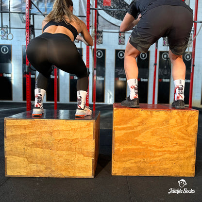 Chico y su pareja entrenan Crossfit con ejercicios de salto al cajón con los calcetines blancos de JungleSocks Fuck Box Jump