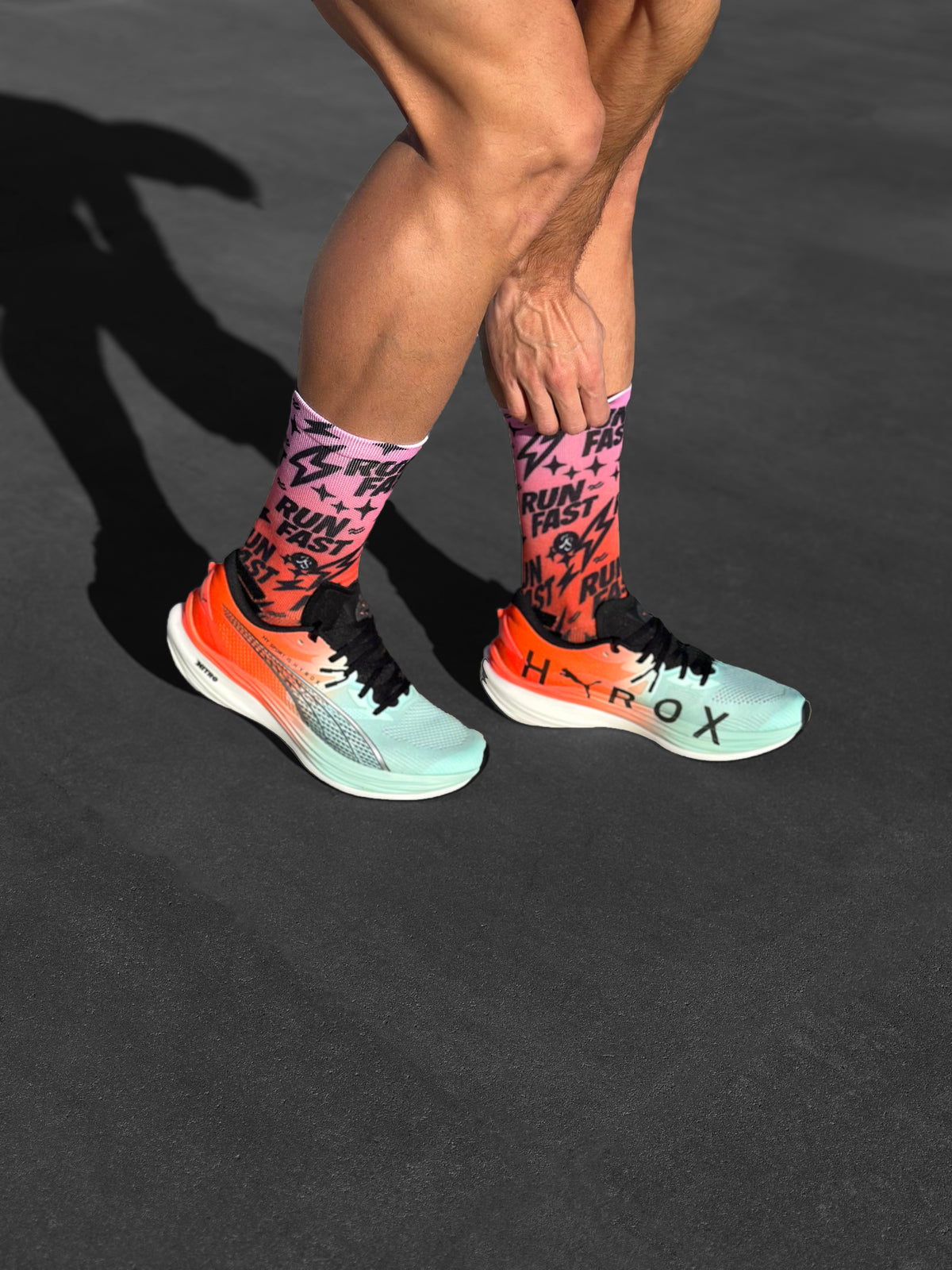 Calze tecnici e senza cuciture Run Fast, design sfumato da rosa a arancione, ideali per maratona e asfalto.