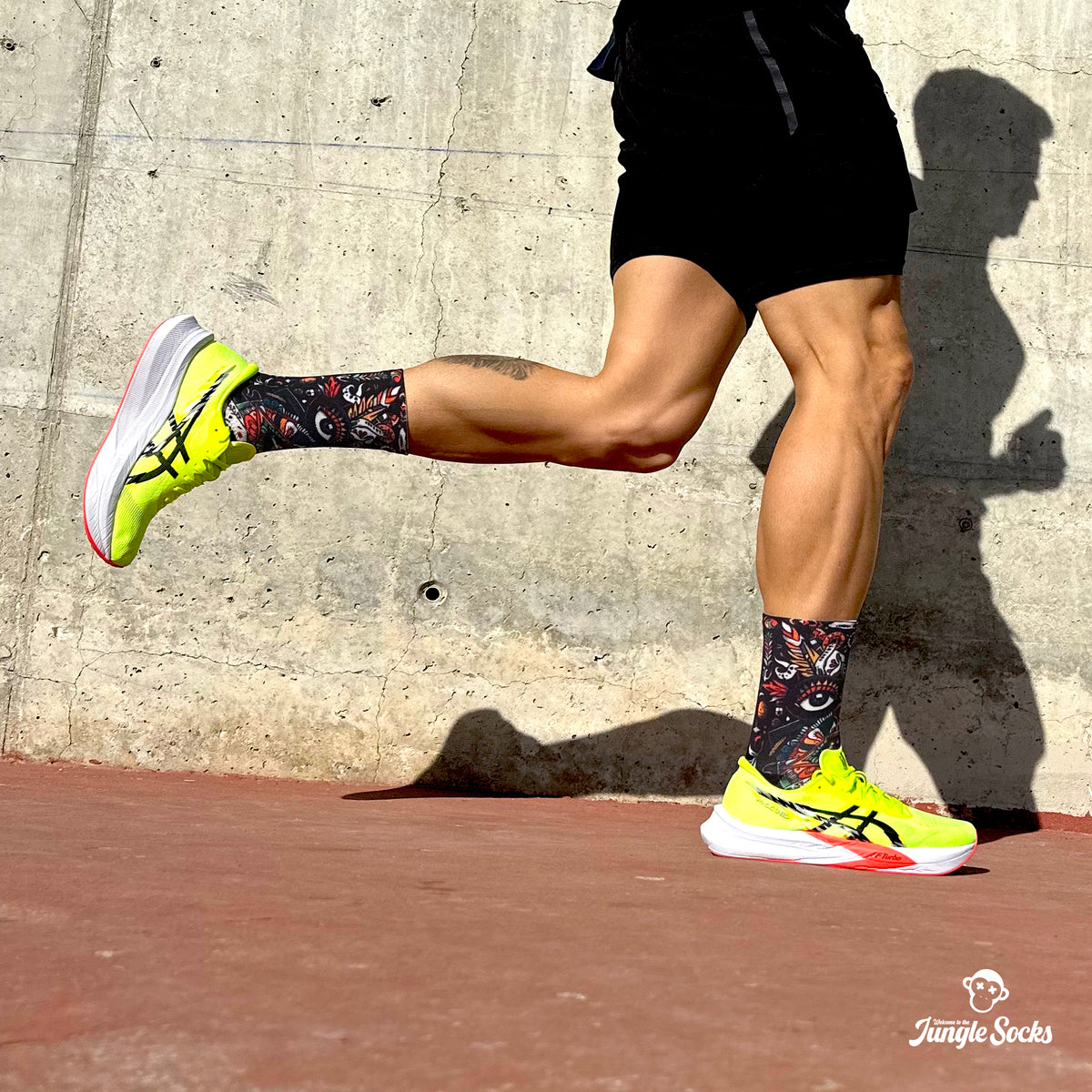 Calzini tecnici da corsa maratona, design teschi colorati, nero, senza cuciture per maggiore comfort.
