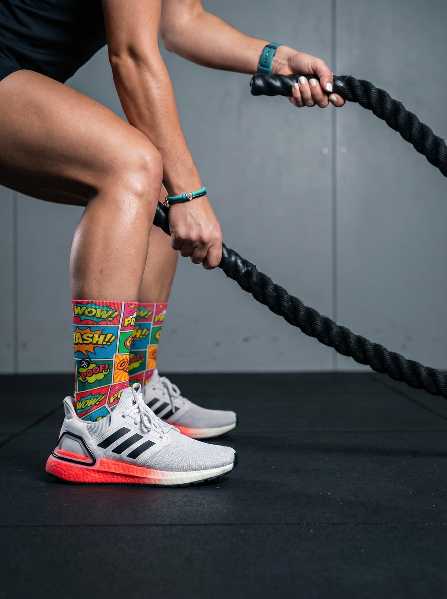 ragazza che fa crossfit con calze a fumetti