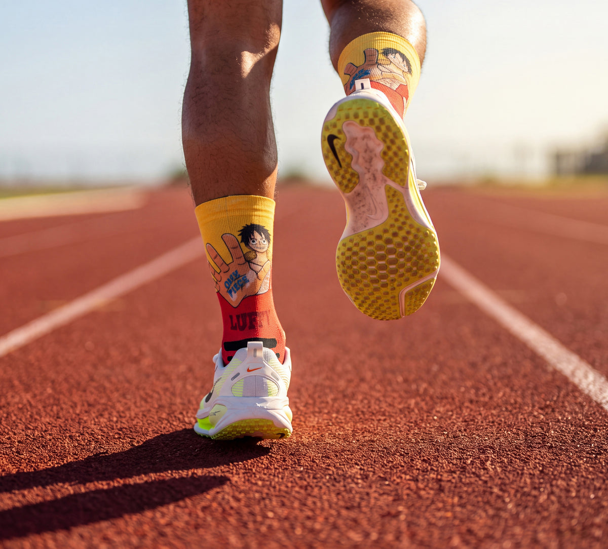 Runner su una pista di atletica con i calzini da running One Piece Luffy Red